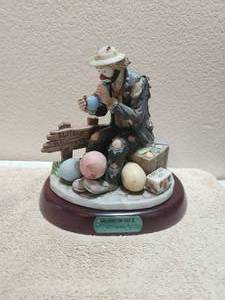 lot 66 image: Collectible Vintage Emmett Kelly Jr. - 9866 Balloons for Sate II - porcelain statue figure - Limited Edition 4158 of 7500 - signed by E. Kelly Jr - 9 tall