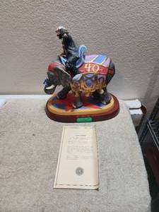 lot 4 image: Collectible Vintage Emmett Kelly Jr. - 9748 The Grand Parade - 40 years - porcelain statue figure - Limited Edition 1440 of 1500 - signed by E. Kelly Jr - 15 tall