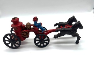 lot 24 image: Vintage Cast Iron Horse Drawn Fire Pumper Toy