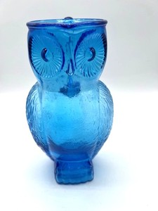 lot 26 image: Mid Century Kanawha Blue Glass Owl Pitcher