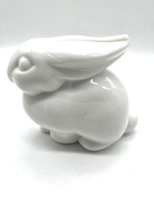 lot 29 image: Vintage Heisey by Imperial Milk Glass Bunny