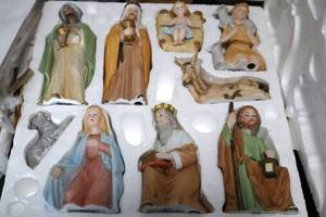lot 52 image: Homco Holiday Nativity Scene 13pc
