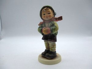 lot 69 image: Goebel Hummel Figurine - members only 1981, signed