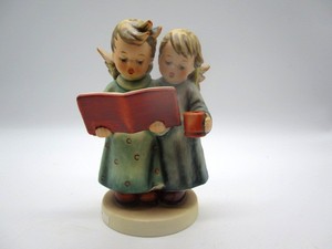 lot 73 image: Goebel Hummel Figurine -Angel Duet, TMK7