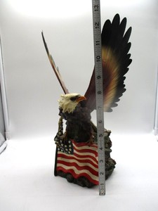 lot 88 image: Eagle Decor