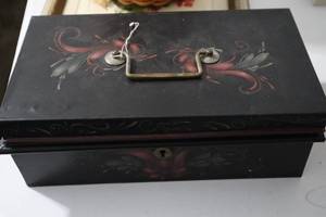 lot 101 image: Metal Painted Tole Cash Box
