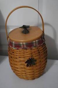lot 103 image: Longaberger Basket