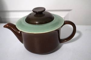 lot 110 image: Vintage Redwing Tea Pot