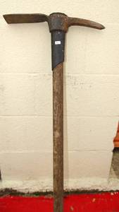 lot 26 image: HEAVY DUTY PICK AXE