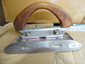 lot 156 image: VINTAGE ROBERT CARPET TRIMMER MODEL 10-6