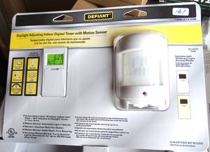 lot 161 image: NEW Defiant Daylight Adjusting Indoor Digital Timer Motion Sensor NIP 1000015589
