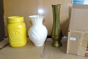lot 163 image: DECORATIVE SMALL VASE COLLECTION