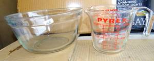 lot 166 image: VINTAGE PYREX GLASS MEASURING CUP AND GLASS BOWL