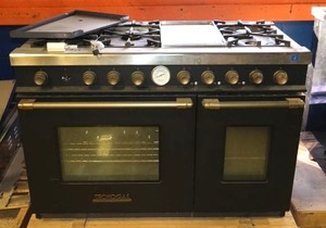 lot 1 image: Tecnogas 48 deco series range with 6 burners, griddle, 2 electric ovens, model RD482SCNB