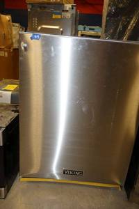 lot 64 image: Viking dishwasher, model VDWU324SS