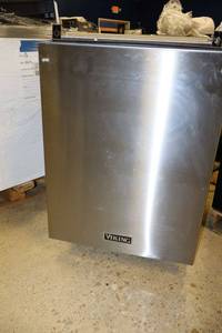 lot 96 image: Viking 24 dishwasher, model VDWU524SS