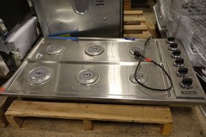 lot 100 image: Viking Pro range, model VGSU1646BSS