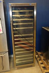 lot 4 image: Zephyr wine cooler, model PRW24F02BG (scratch)