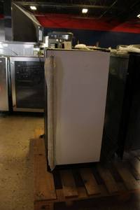 lot 15 image: U-line ice maker 15, model UCLR1215WOOB - 13x2.5x210