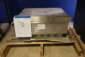 lot 9 image: Blaze 30 Built-in Gas Griddle LTE, model BLZGRIDDLETENG - 26x24.5x14