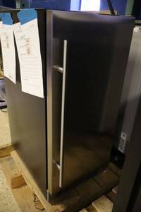 lot 18 image: Miele ice maker, model DIM32D1BSSPR - 13x2x210.5