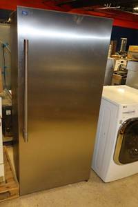 lot 82 image: FRI Refrigerator, model FPRU19F8WF