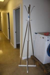 lot 322 image: Coat rack