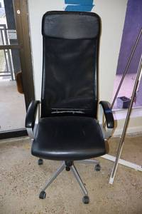 lot 325 image: Black high back rolling office chair