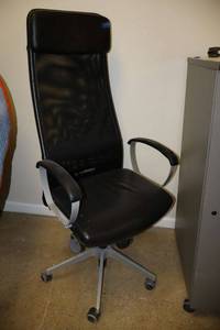 lot 327 image: Black high back rolling office chair