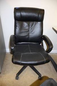 lot 328 image: Black rolling office chair
