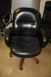 lot 329 image: Black rolling office chair