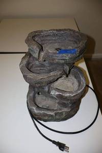 lot 335 image: Small water fountain
