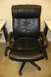 lot 337 image: Rolling black office chair