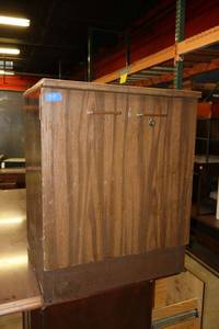 lot 313 image: Metal storage cabinet - 24 x 20 x 31