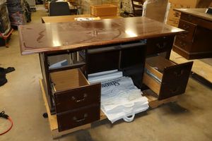 lot 314 image: Executive office desk as shown - 6 x 35 x 30
