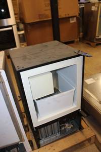 lot 128 image: U-Line 14 Crescent Ice maker, model U-BI95B-00A