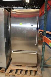 lot 249 image: Viking refrigerator and bottom freezer, model VCBB5363ELSS01