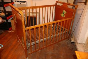 lot 31 image: Vintage crib (recommended for display only) 30.5x57x43H
