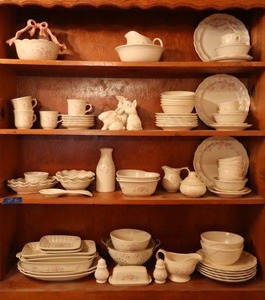 lot 10 image: Pfaltzgraff dish set