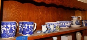 lot 27 image: Blue and white dishes, see photos
