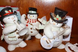 lot 29 image: Lenox collectible snowmen figurines as shown