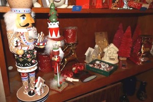 lot 30 image: Christmas dcor with nutcracker figurines