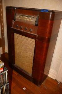 lot 35 image: Vintage Truetone radio 24w x 10d x 35h