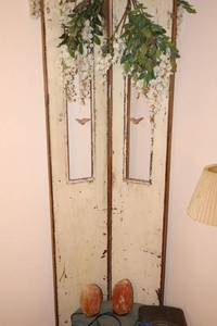 lot 92 image: Decorative corner doors, small table and salt lamps