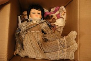 lot 44 image: Vintage dolls parts