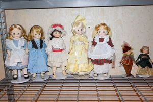 lot 46 image: Doll collection - Madame Alexander (smaller size with stands)