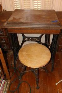 lot 5 image: Vintage Singer sewing machine, table, and stool - 36W x 18D x 30H