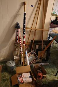 lot 137 image: 4th of July decorations, easel and wall art