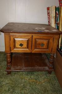 lot 124 image: Vintage side table