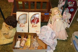 lot 144 image: Collectible dolls and wooden cradle, see photos